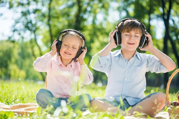 Kinder genießen Musik — Stockfoto