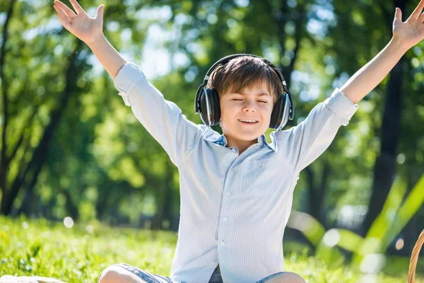 Niño disfrutando de la música —  Fotos de Stock