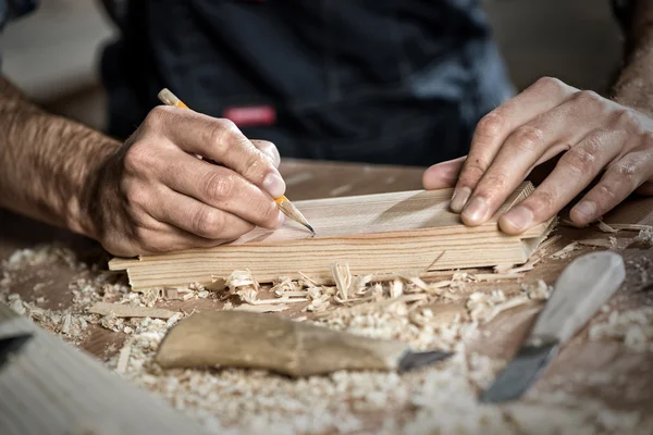 Tischler bei der Arbeit — Stockfoto