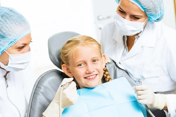 Dentista a inspecionar paciente — Fotografia de Stock