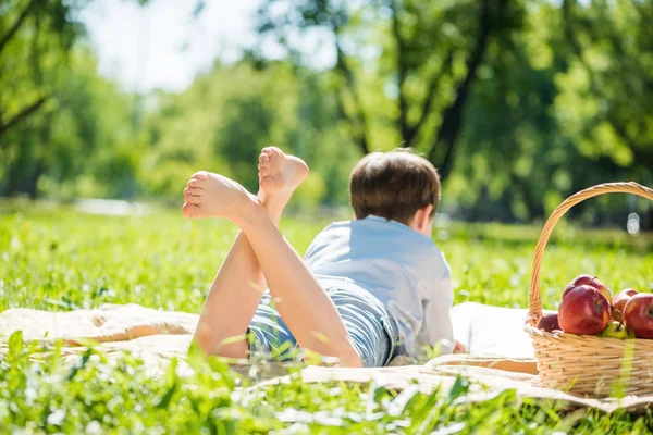 Jongen op picnic — Stockfoto