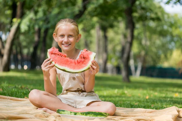 Kind mit Wassermelonenscheibe — Stockfoto