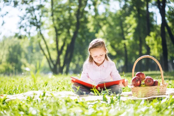 Doce menina no parque — Fotografia de Stock