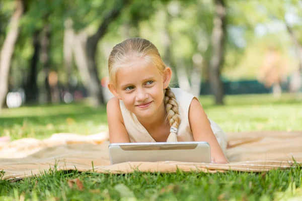 Kid in park — Stockfoto