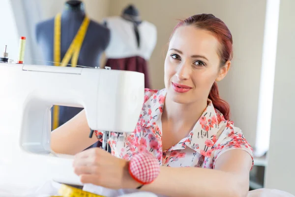 Sömmerska i arbetet — Stockfoto