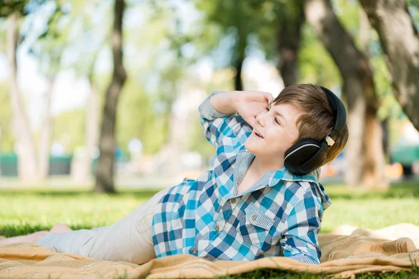 Junge im Park — Stockfoto