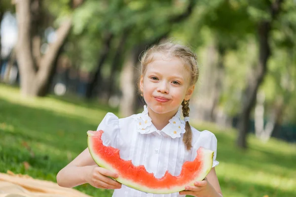 Karpuz dilimi ile çocuk — Stok fotoğraf