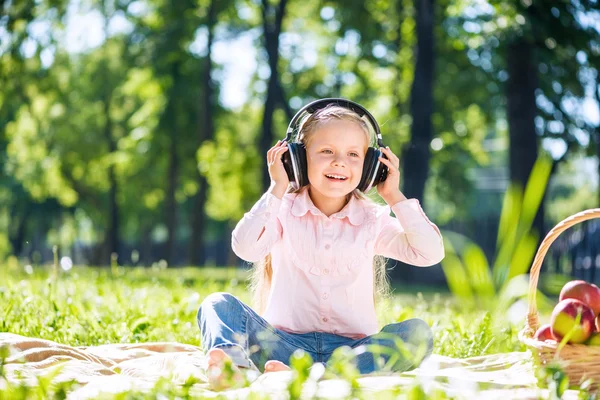 Bambino che si rilassa nel parco — Foto Stock