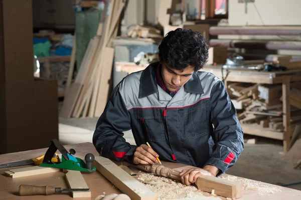 Tischler bei der Arbeit — Stockfoto