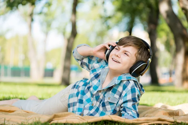 Junge im Park — Stockfoto