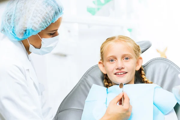 Dentista a inspecionar paciente — Fotografia de Stock