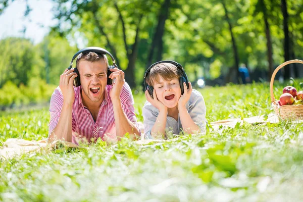 Padre e figlio nel parco — Foto Stock