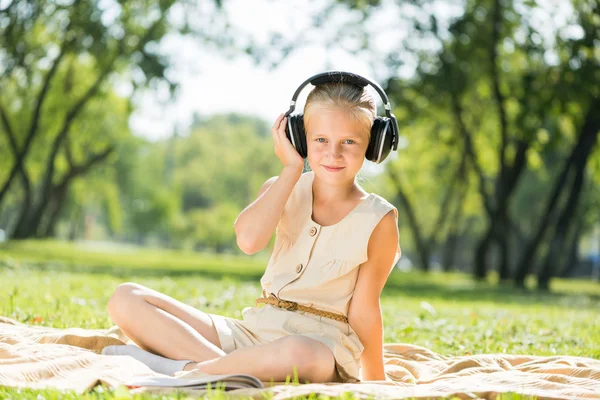 Girl enjoying music — Stock Photo, Image