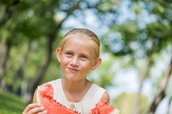 Enfant avec tranche de pastèque — Photo