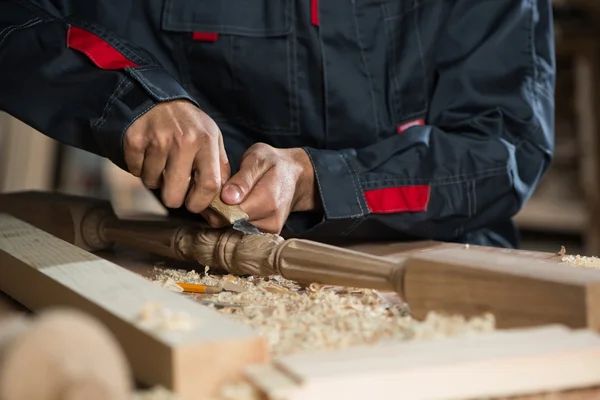 Tischler bei der Arbeit — Stockfoto