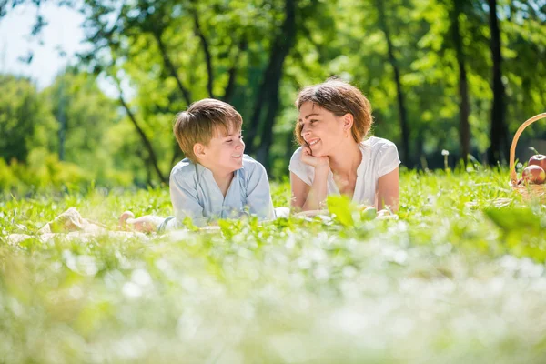 Familie im Park — Stockfoto