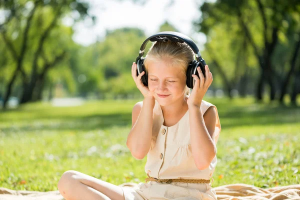 Girl enjoying music — Stock Photo, Image