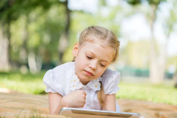 Meisje in zomer park — Stockfoto