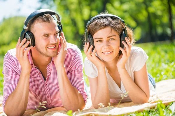 Couple dans le parc — Photo