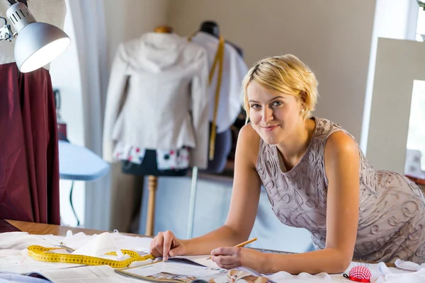 Sempstress op het werk — Stockfoto