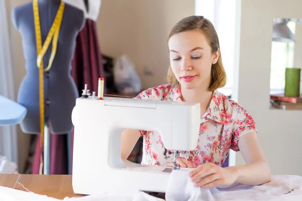 Cucitrice al lavoro — Foto Stock