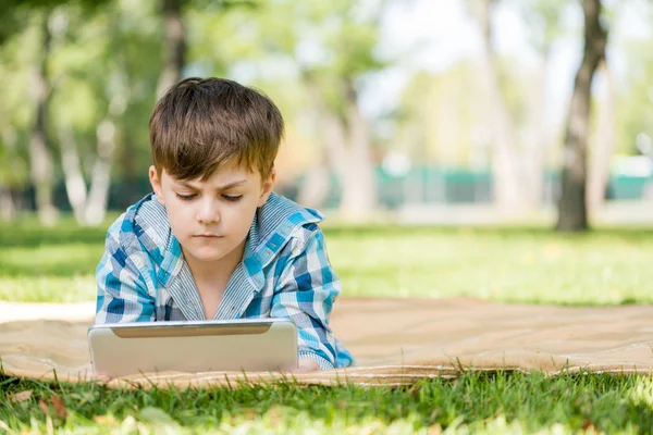 Junge im Sommerpark — Stockfoto