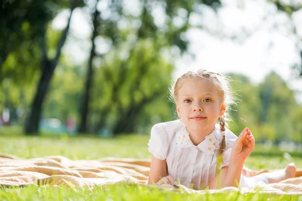 Dívka těší letní — Stock fotografie