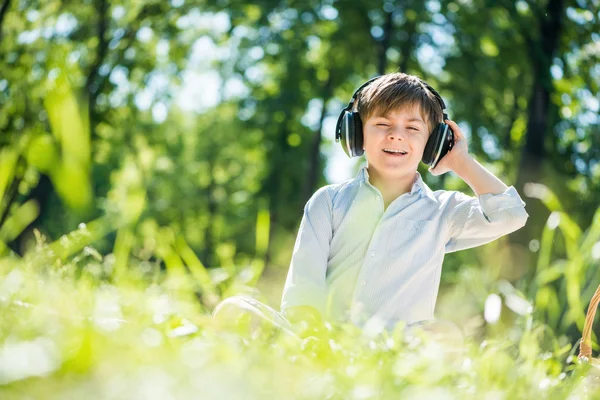 Ragazzo godendo di musica — Foto Stock