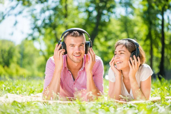 Couple dans le parc — Photo