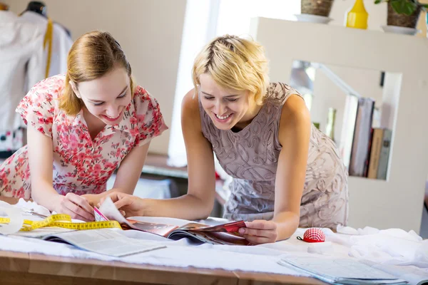 Twee sempstress op het werk — Stockfoto