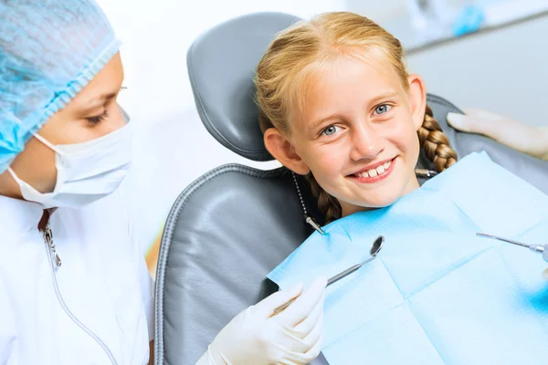 Zahnarzt inspiziert Patientin — Stockfoto