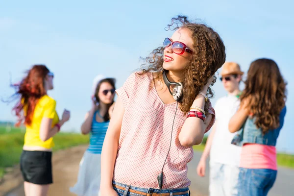 Mujer joven con auriculares — Foto de Stock