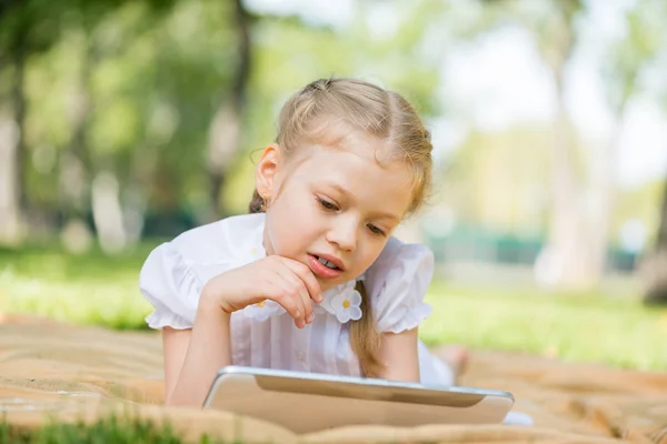 Girl in summer park — Stock Photo, Image