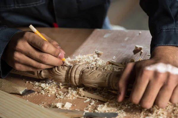 Tischler bei der Arbeit — Stockfoto