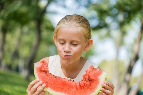 Kind mit Wassermelonenscheibe — Stockfoto