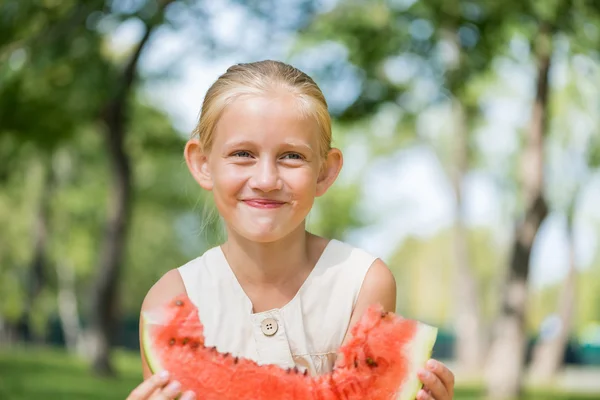 Kind mit Wassermelonenscheibe — Stockfoto