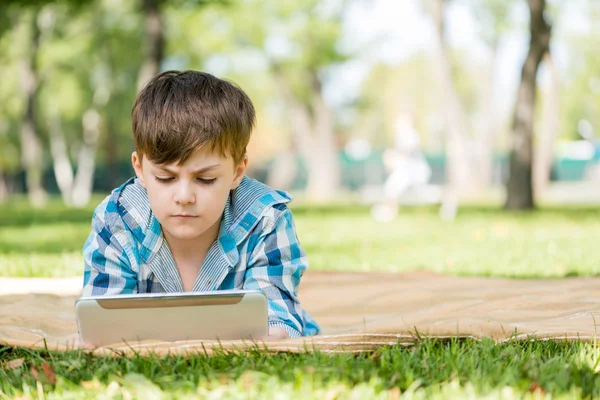 Jongen in zomer park — Stockfoto