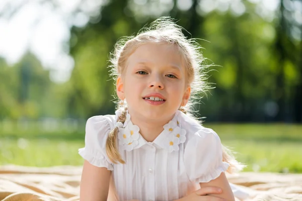 Tjej njuter av sommaren — Stockfoto