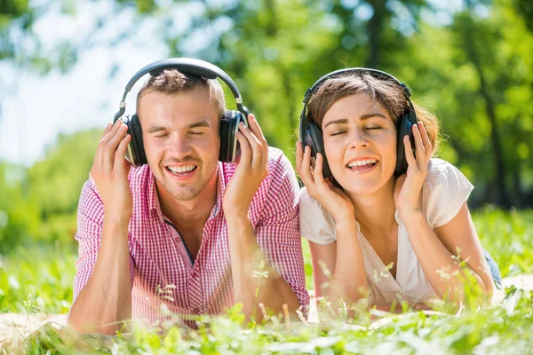 Couple in park — Stock Photo, Image