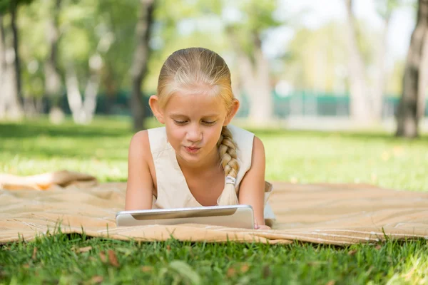 Kid in park lying on blanket — Stock Photo, Image