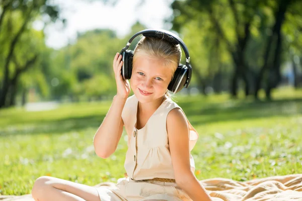 Fille appréciant la musique — Photo