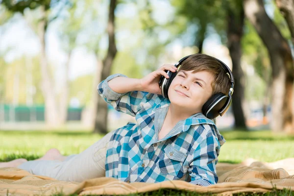 Junge im Park — Stockfoto