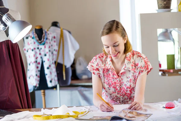 Sempstress op het werk — Stockfoto