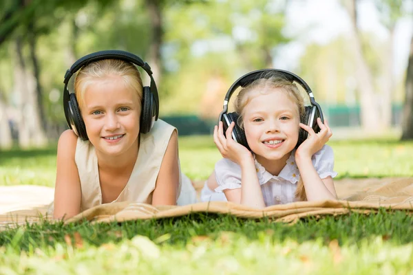 Girls enjoying music — Stock Photo, Image