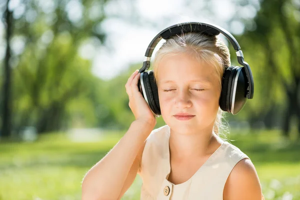 音楽を楽しむ女の子 — ストック写真