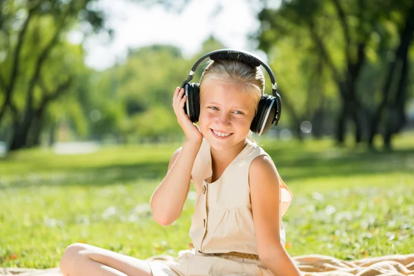 Fille appréciant la musique — Photo