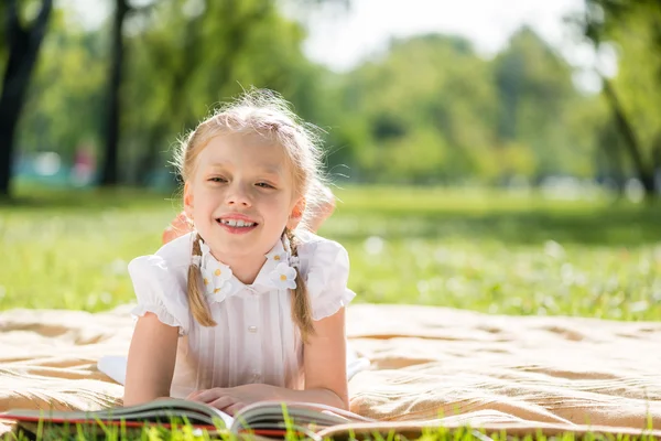 Sommerhelg i park – stockfoto