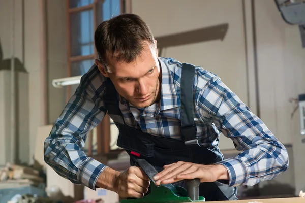 Falegname al lavoro — Foto Stock