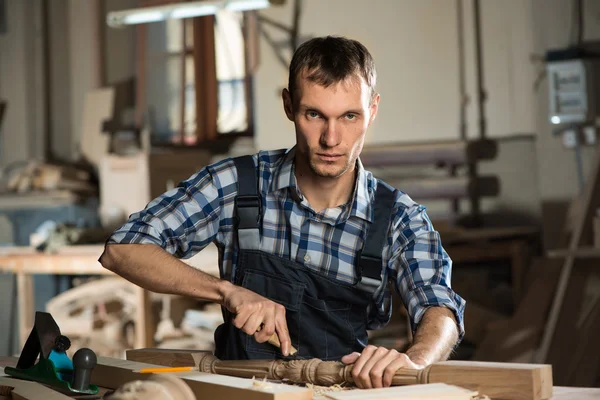 Falegname al lavoro — Foto Stock