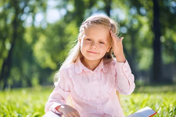 Doce menina no parque — Fotografia de Stock